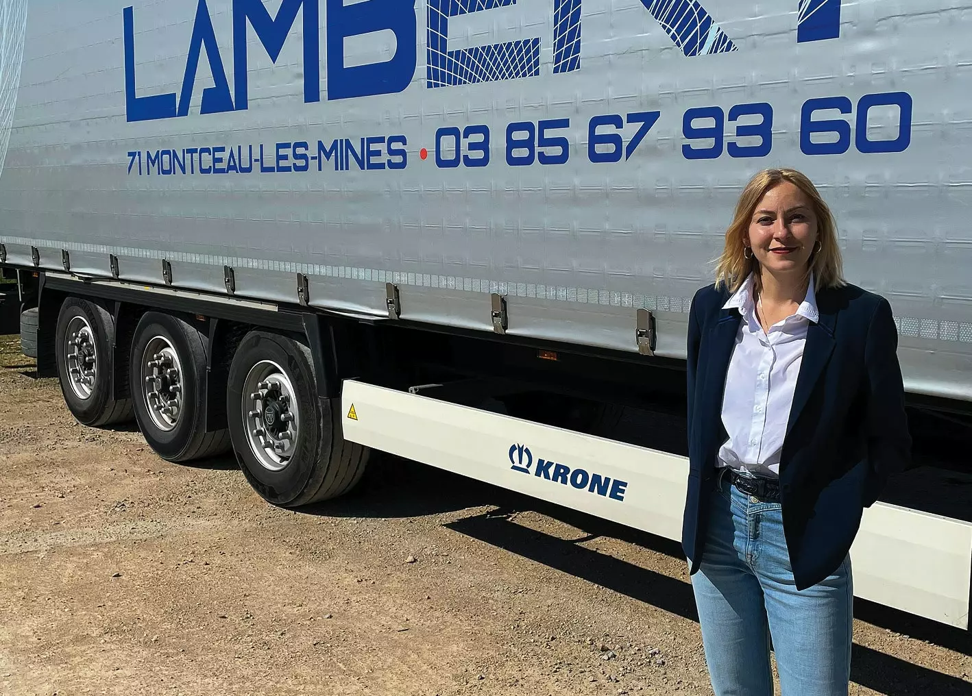 Camille Lambert, directrice des Transports Lambert, devant un camion