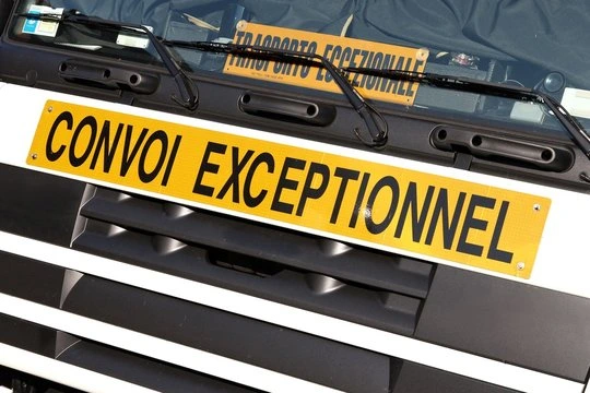 Avant d'un camion de convoi exceptionnel, avec la plaque indicative en gros plan