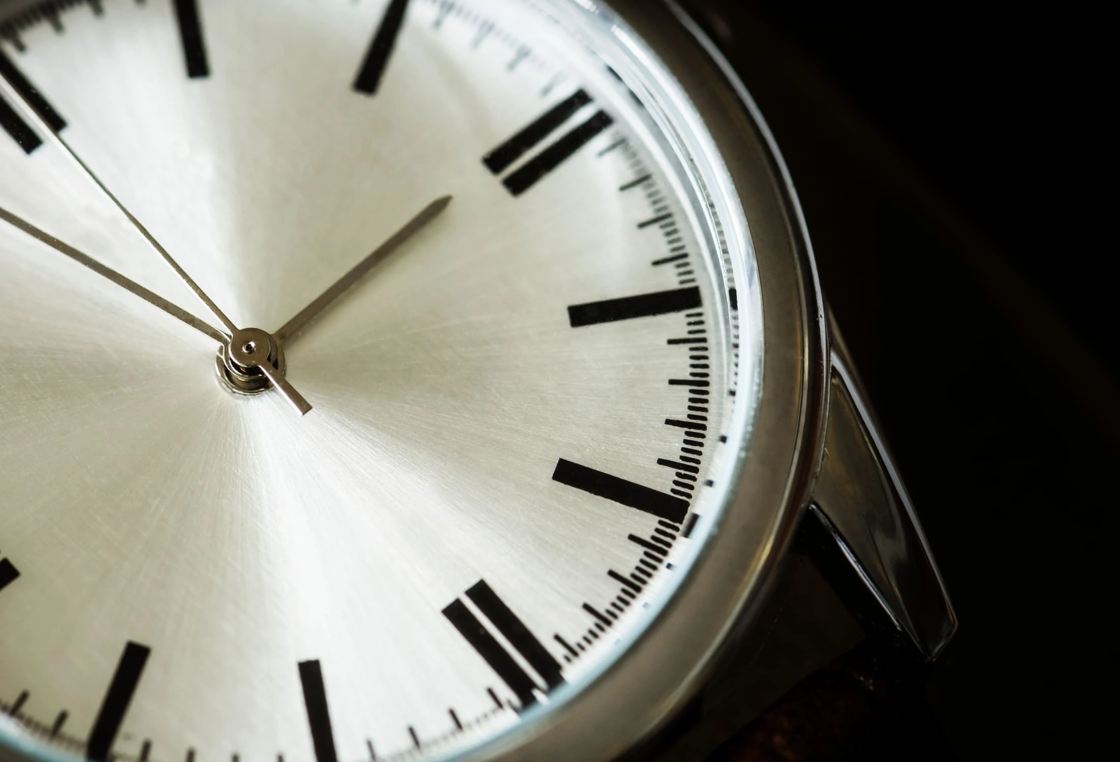 Montre vue de très très près, qui indique presque 3h