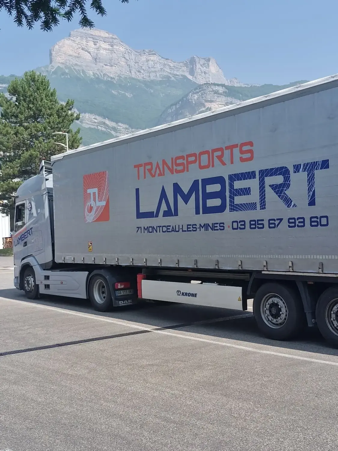 Camion des Transports Lambert avec une montagne en fond