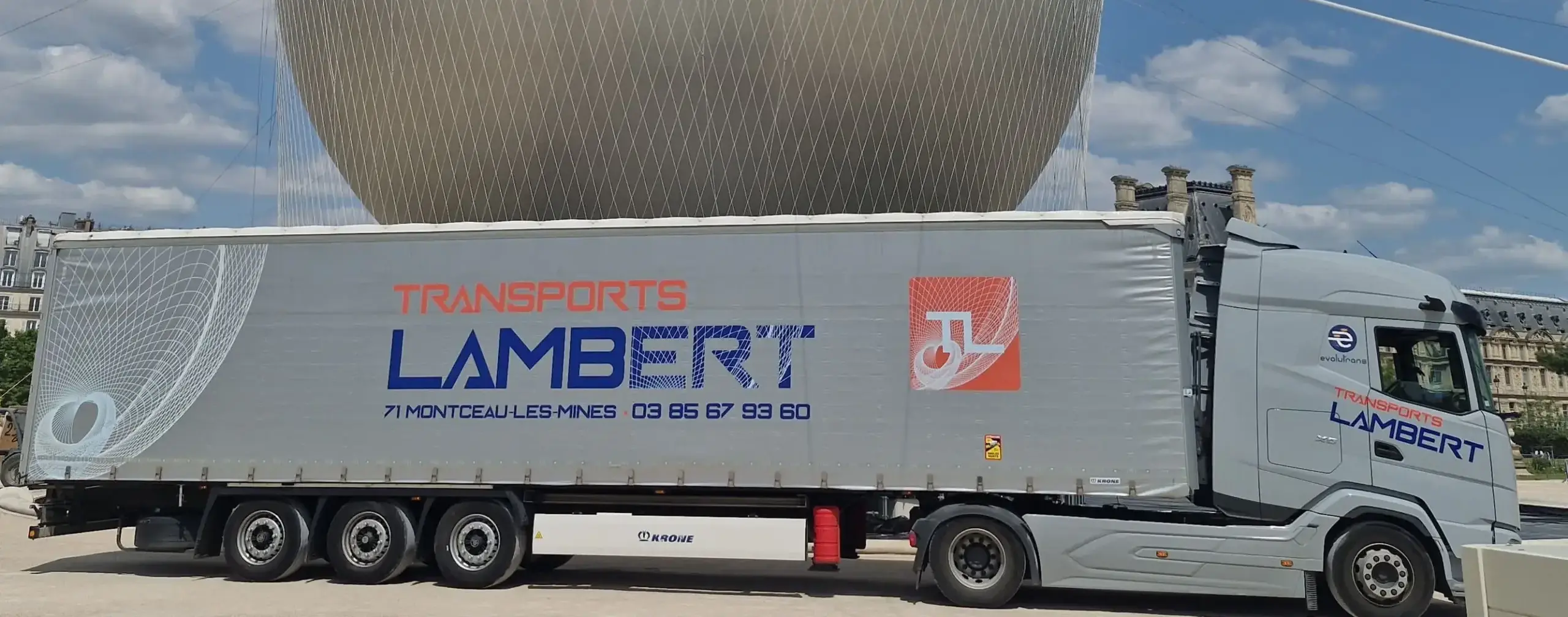 Camion des Transports Lambert devant un monument